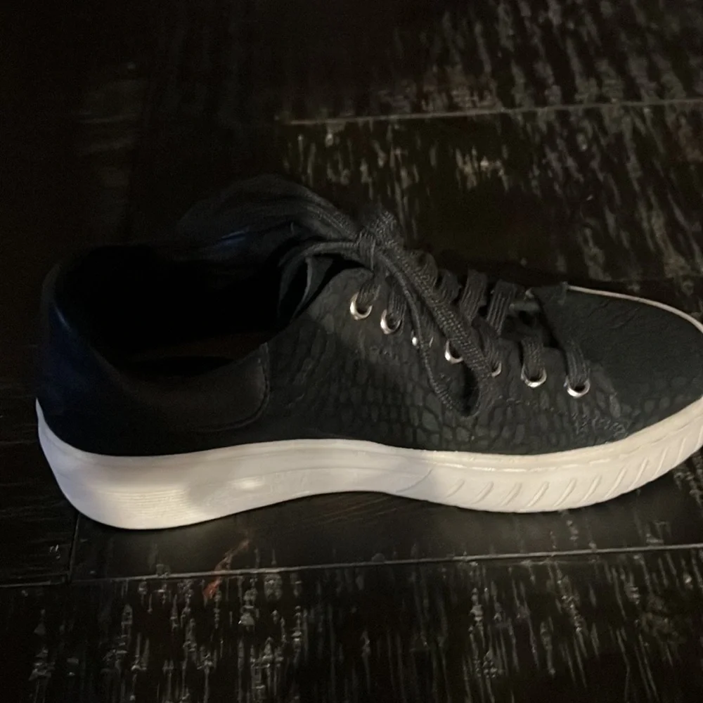 Sofft women Black Textured Sneakers - Picture 7 of 16